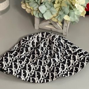 Inspired bucket hat reversible 🫶🏻